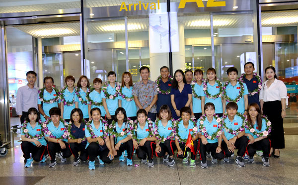 Mang c&uacute;p về nh&agrave;, ĐT nữ Việt Nam li&ecirc;n tiếp nhận 'cơn mưa tiền thưởng'