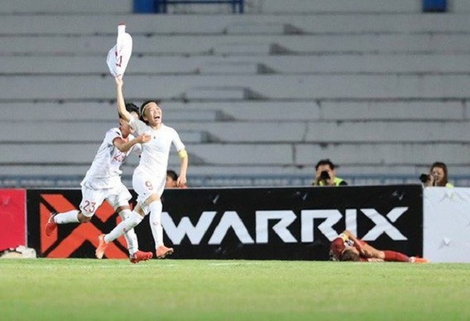 Người h&ugrave;ng ĐT nữ Việt Nam tiết lộ pha cởi &aacute;o ăn mừng b&agrave;n thắng lịch sử