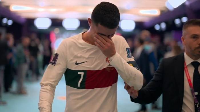 Ronaldo: 'T&ocirc;i kh&oacute;c nghẹn v&igrave; uất ức, đ&atilde; nghĩ tới việc từ bỏ b&oacute;ng đ&aacute;'
