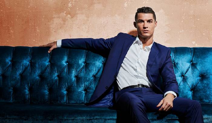 Ronaldo nhận vinh dự c&oacute; 1-0-2, nhưng CĐV lại c&atilde;i nhau 'ỏm tỏi'