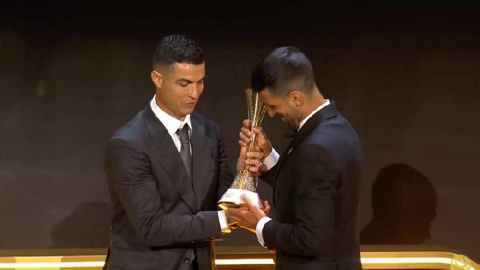 Djokovic được Ronaldo trao giải thưởng danh gi&aacute; tại Globe Soccer Awards 2025