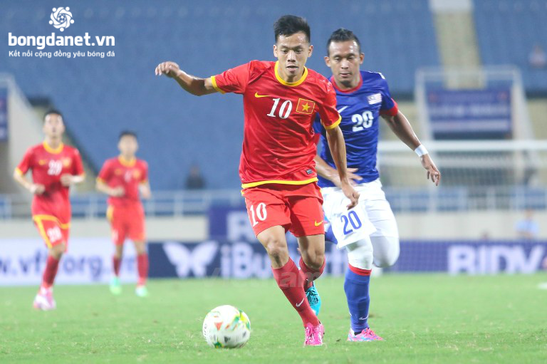 Tin b&oacute;ng đ&aacute; Việt Nam 30/3: &Aacute;o v&ocirc; địch AFF Cup của Văn Quyết b&aacute;n được gi&aacute; cao