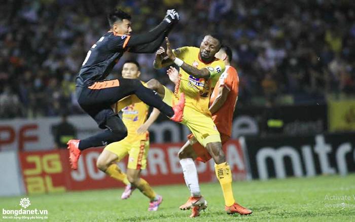 Tung đ&ograve;n giống De Jong, Ho&agrave;ng Vũ Samson bị Ban kỷ luật VFF 'tu&yacute;t c&ograve;i'