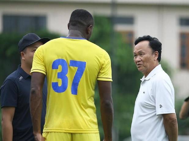 Chủ tịch v&agrave; HLV trưởng xin từ chức, SLNA rơi v&agrave;o khủng hoảng