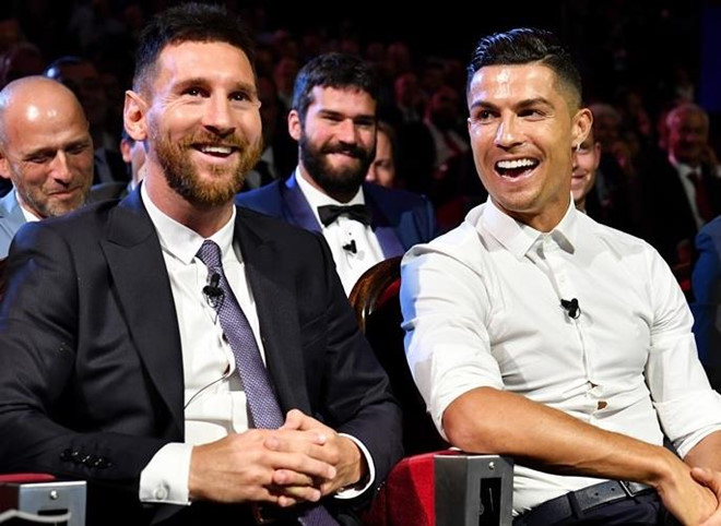 Ronaldo tri &acirc;n Messi trong ng&agrave;y cả hai bị Van Dijk vượt mặt
