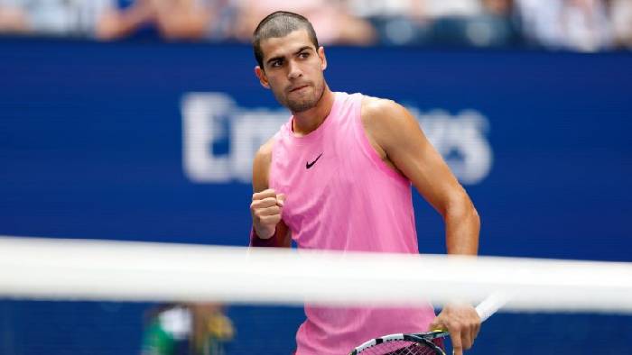 Alcaraz thắng dễ v&ograve;ng 3 US Open 2025 d&ugrave; bị đau đầu gối