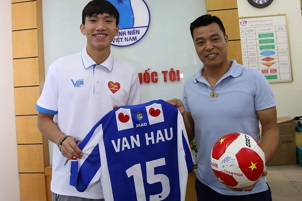 SC Heerenveen thu&ecirc; phi&ecirc;n dịch, chuy&ecirc;n gia dinh dưỡng cho Văn Hậu