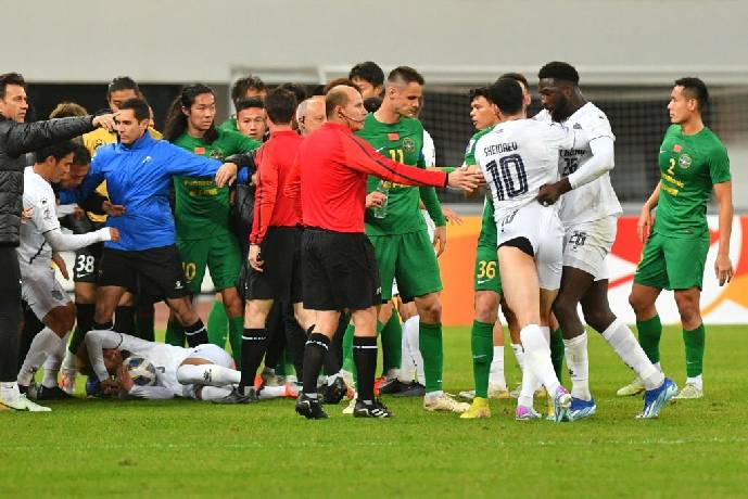 Cầu thủ Th&aacute;i Lan v&agrave; Trung Quốc đ&aacute;nh nhau ở c&uacute;p ch&acirc;u &Aacute;