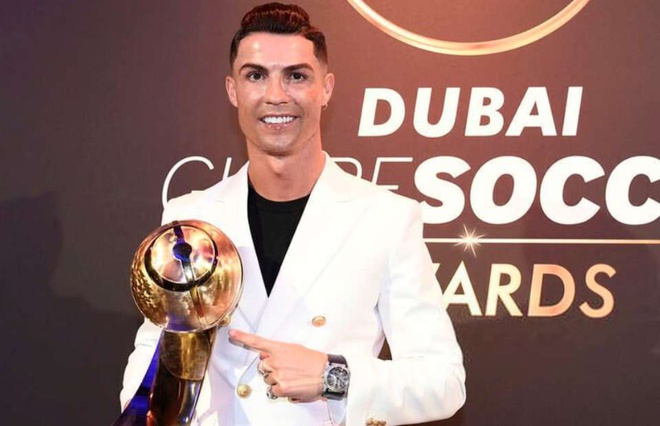 Cristiano Ronaldo gi&agrave;nh Quả b&oacute;ng v&agrave;ng Dubai 2019