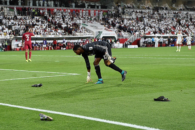AFC điều tra h&agrave;nh vi phi thể thao của UAE trong trận gặp Qatar