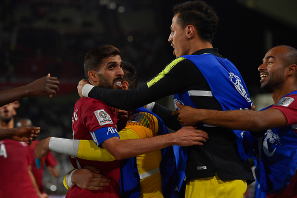 Cầu thủ Qatar phớt lờ h&agrave;nh động xấu của CĐV UAE