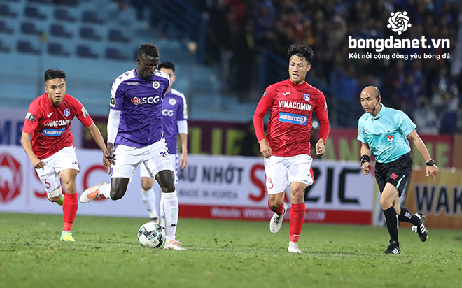 Mạc Hồng Qu&acirc;n kh&ocirc;ng &aacute;p lực khi thầy Park ngồi tr&ecirc;n kh&aacute;n đ&agrave;i