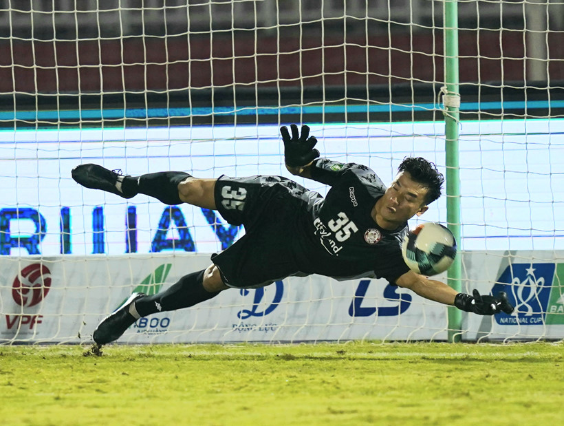 B&ugrave;i Tiến Dũng đẩy 2 quả 11m, HLV TP.HCM n&oacute;i g&igrave;?