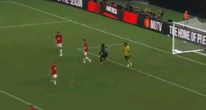 Onana qu&aacute;t thẳng mặt Maguire v&igrave; sai lầm nghiệp dư trước Dortmund