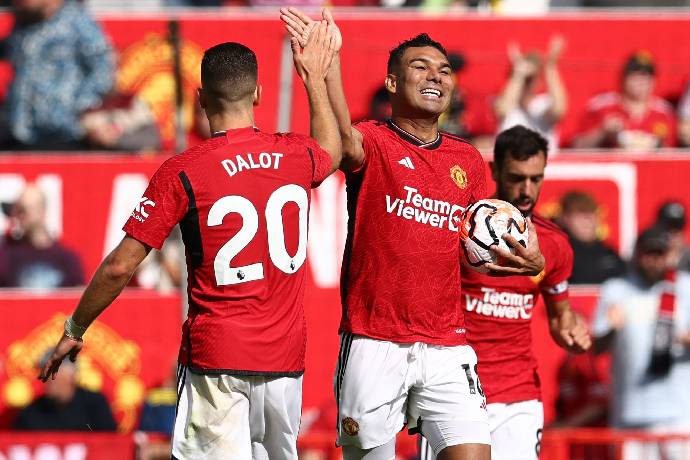 N&Oacute;NG ! Vụ tiền vệ đẳng cấp World Cup đến M.U coi như xong 