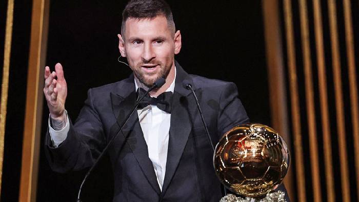 Danh s&aacute;ch Quả b&oacute;ng v&agrave;ng c&aacute;c năm: Messi 8 lần đoạt giải, hơn Ronaldo bao nhi&ecirc;u lần?