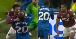 Cầu thủ West Ham b&oacute;p cổ sao Chelsea trong l&uacute;c hỗn loạn