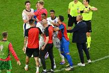 Declan Rice x&ocirc; x&aacute;t, chửi nhau với HLV Slovakia