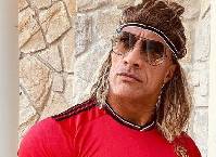 'David Beckham' mặc &aacute;o đấu MU nhưng n&oacute; cứ sai sai