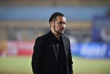 HLV 'gấu' nhất V.League bị sờ g&aacute;y