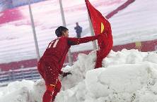 X&uacute;c động khoảnh khắc Duy Mạnh cắm cờ t&aacute;i hiện k&yacute; ức Thường Ch&acirc;u