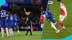 Moises Caicedo nhận thẻ đỏ sau pha đ&aacute;p b&oacute;ng kinh ho&agrave;ng