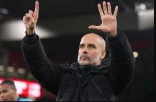 Pep Guardiola l&yacute; giải h&agrave;nh động giơ 6 ng&oacute;n tay với CĐV Liverpool
