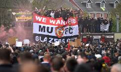 Gary Neville v&agrave; Roy Keane ủng hộ người h&acirc;m mộ vụ biểu t&igrave;nh MU