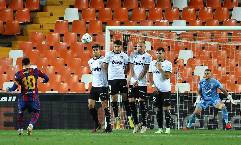 Messi c&acirc;n bằng số b&agrave;n thắng từ đ&aacute; phạt trực tiếp với Ronaldo