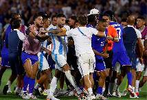 To&agrave;n cảnh hỗn chiến ở trận gặp Ph&aacute;p v&agrave; Argentina