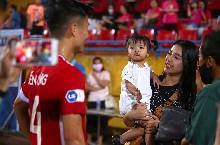 Con g&aacute;i B&ugrave;i Tiến Dũng bơ cả bố v&agrave; trợ l&yacute; Lee Young-jin