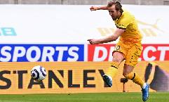 Harry Kane c&acirc;n bằng th&agrave;nh t&iacute;ch ghi b&agrave;n s&acirc;n kh&aacute;ch của 3 huyền thoại NHA