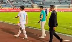 Hồng Duy th&aacute;i độ với HLV khi bị thay sớm