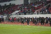 Bạo loạn lại xuất hiện ở s&acirc;n cỏ Indonesia