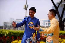 Lee Nguyễn đổi t&ecirc;n, diện &aacute;o d&agrave;i d&acirc;n tộc xuống phố du xu&acirc;n