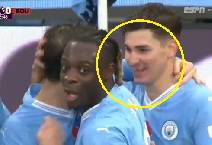 Tiền đạo Man City rụng răng khi ăn mừng m&agrave; kh&ocirc;ng biết