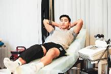 Văn Hậu lại l&ecirc;n b&agrave;n mổ, lỡ hẹn với Asian Cup