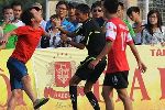 Những vụ đuổi đ&aacute;nh trọng t&agrave;i kinh điển ở V-League
