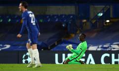 Edouard Mendy s&aacute;nh ngang Edwin van der Sar tại Champions League