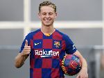 Frenkie de Jong đẹp trai h&uacute;t hồn trong ng&agrave;y ra mắt Barcelona