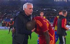 Mourinho n&oacute;i g&igrave; về nụ h&ocirc;n với Lukaku?