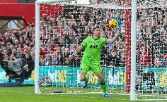 Thủ m&ocirc;n hay nhất thế giới th&igrave; cũng &lsquo;ăn h&agrave;nh&rsquo; ở Premier League