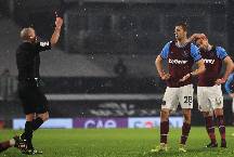 Trọng t&agrave;i Mike Dean bị chỉ tr&iacute;ch v&igrave; r&uacute;t thẻ đỏ 'kỳ lạ' ở Premier League