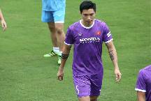 ĐT Việt Nam đ&oacute;n vị kh&aacute;ch đặc biệt ở buổi tập đầu ti&ecirc;n