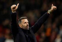 Gi&uacute;p MU thăng tiến, tương lai của Van Nistelrooy bất định