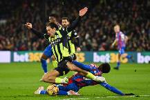 Man City may mắn h&ograve;a Crystal Palace trong thế 10 người