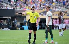 Trọng t&agrave;i bẻ c&ograve;i từ chối phạt đền g&acirc;y tranh c&atilde;i ở trận thắng của Chelsea