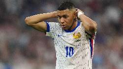Mbappe bị chỉ tr&iacute;ch v&igrave; đổi &aacute;o giữa trận đấu giữa giờ nghỉ