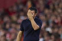 'Thần đồng' chấn thương nghi&ecirc;m trọng, Xavi đứng ngồi kh&ocirc;ng y&ecirc;n