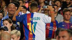 CĐV ch&ecirc; chữ k&yacute; trong mơ của Barca: &ldquo;Cậu ta kh&ocirc;ng đủ tr&igrave;nh!&rdquo;